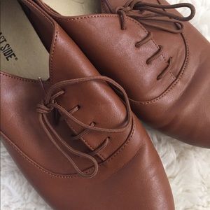 Light brown faux leather “Oxford” style shoes